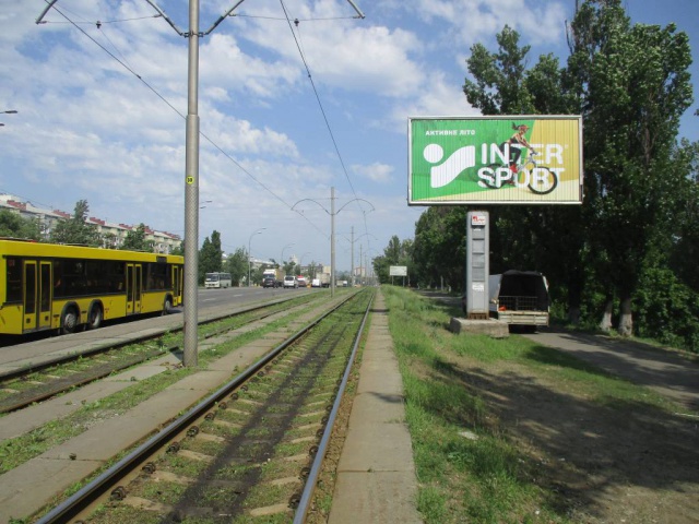 Призма 6x3,  Харківське шосе, 46 навпроти, рух до Дарницької площі