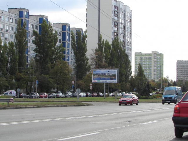 Щит 6x3,  Братиславська, 4 (на розподілювачі), за 250 метрів руху до (М)"Чернігівська",ліворуч