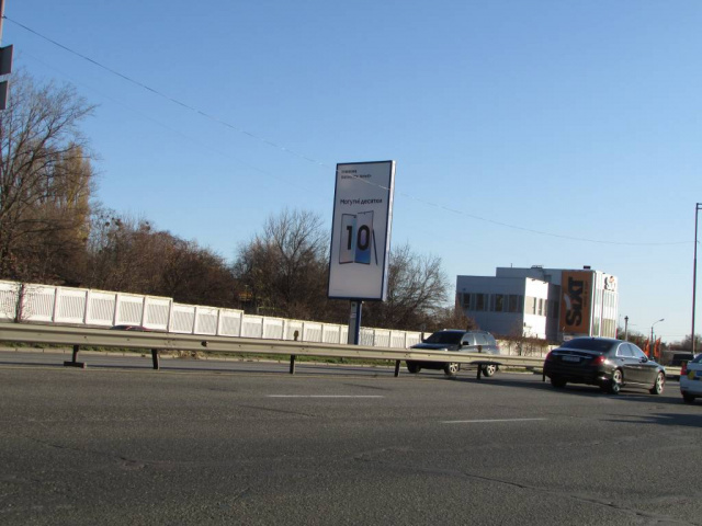 Беклайт 4x8,  Столичне шосе  (завод Радар), після 500 метрів руху від проспекту Науки, ліворуч (рух із Києва)