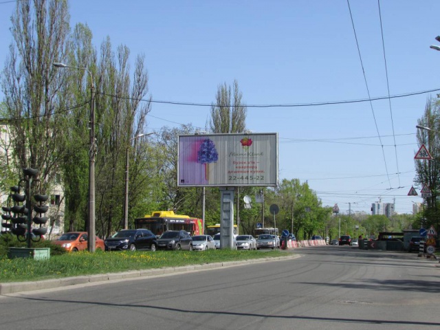 Призма 6x3, Стеценко ул., 4 (Интернациональная пл.) разделитель по ходу от Интернациональной пл. в центр Призма 6x3, Стеценко ул., 4 (Интернациональная пл.) разделитель по ходу от Интернациональной пл. в центр