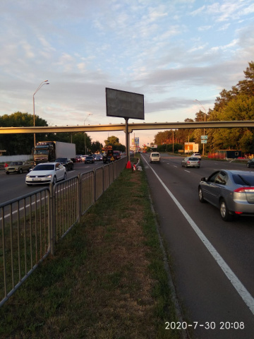 Щит 6x3, Броварський проспект розподілювач (зупинка Військове містечко), рух в напрямку Броварів Щит 6x3, Броварський проспект розподілювач (зупинка Військове містечко), рух в напрямку Броварів