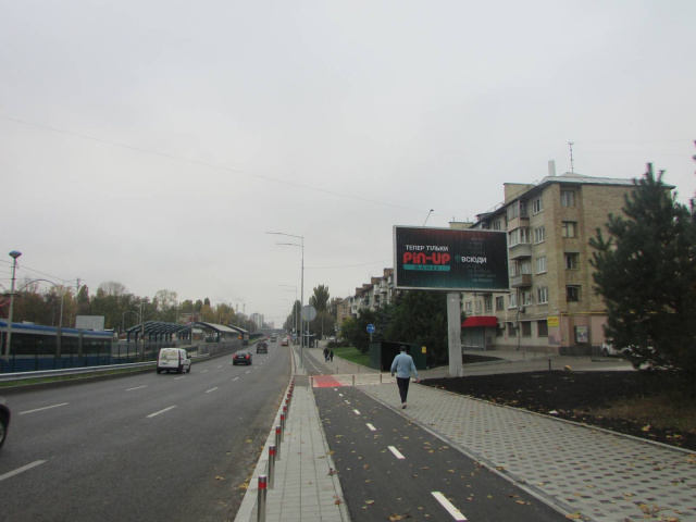 Призма 6x3, Космонавта Комарова проспект, між будинками 26 та 28, рух із центру міста Призма 6x3, Космонавта Комарова проспект, між будинками 26 та 28, рух із центру міста