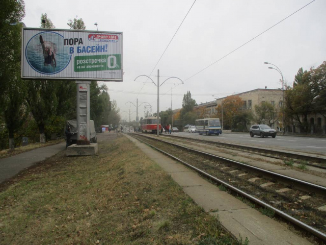 Призма 6x3,  Харківське шосе, 46 навпроти, рух від Дарницької площі, ліворуч