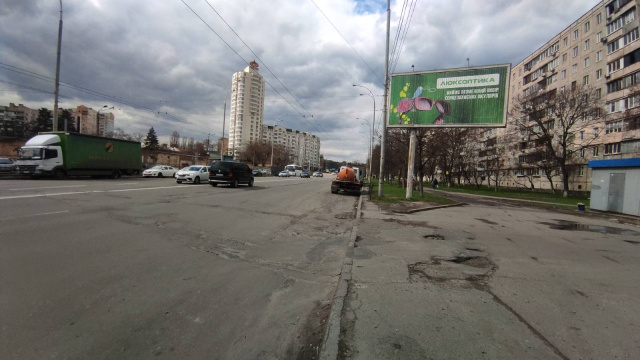 Призма 6x3,  Полярна, 7 (АТБ-Маркет), після 100 метрів руху від проспекту Маршала Рокосовського до площи Т.Шевченка 