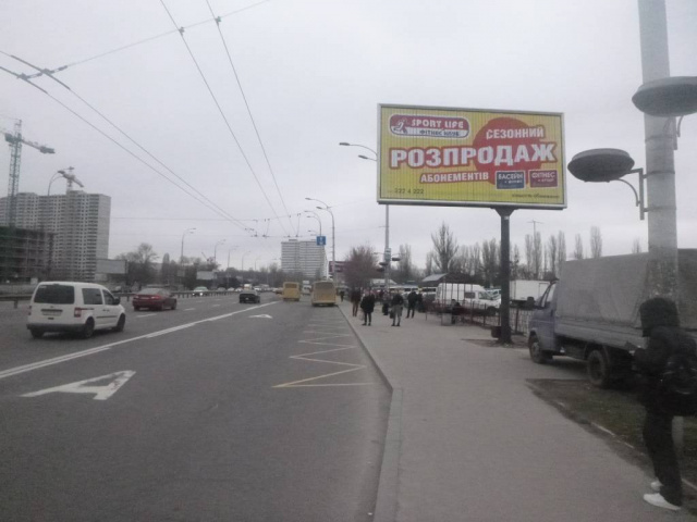Призма 6x3, Глушкова Академіка проспект / В.Касіяна (ст. М"Іподром"), рух до центру міста Призма 6x3, Глушкова Академіка проспект / В.Касіяна (ст. М"Іподром"), рух до центру міста