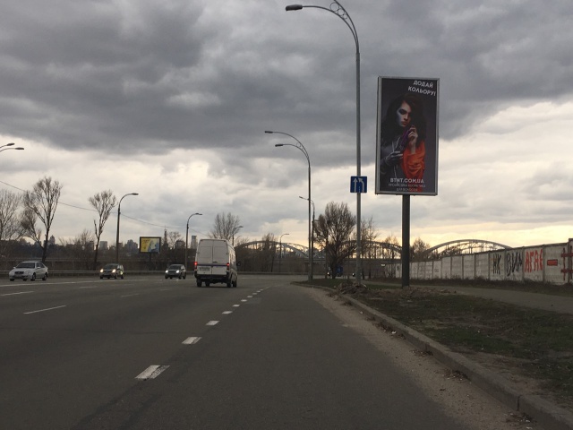 Беклайт 2x4,  Дніпровська набережна, після 130 метрів від вул. Здолбунівська в напрямку руху до мосту Патона