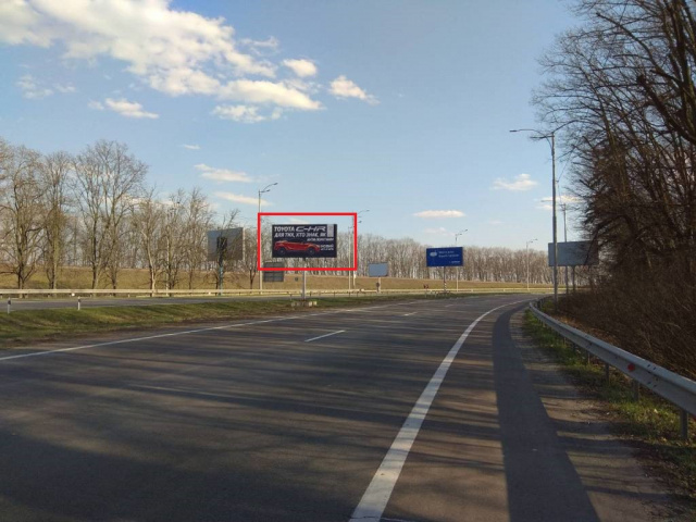 Щит 6x3,  Бориспільске шосе (М-03) в'їзді до алеі в напрямку Бориспіль-аєропорт рух із Киева (розподілювач)