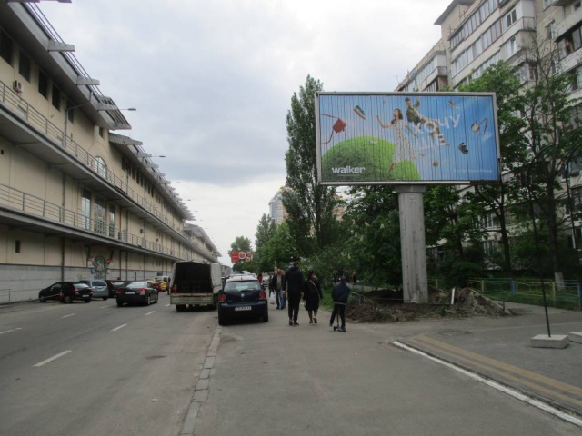 Призма 6x3, Оболонський проспект, 33 (Dream Town II), рух до М"Мінська" Призма 6x3, Оболонський проспект, 33 (Dream Town II), рух до М"Мінська"