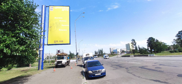 Беклайт 4x8,  Броварський проспект,  за 180 метрів руху із центру міста  до м. Чернігівська, ліворуч
