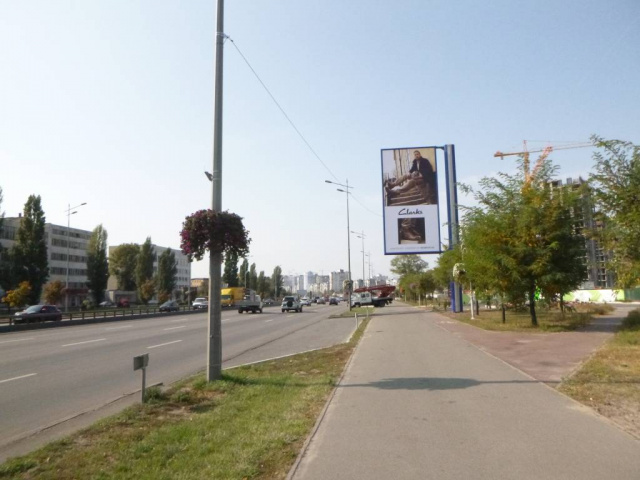 Бэклайт 4x8, Бажана Миколи проспект / 300 метрів від Харьківська площа (після АЗС"ВР"), рух до Киева Бэклайт 4x8, Бажана Миколи проспект / 300 метрів від Харьківська площа (після АЗС"ВР"), рух до Киева