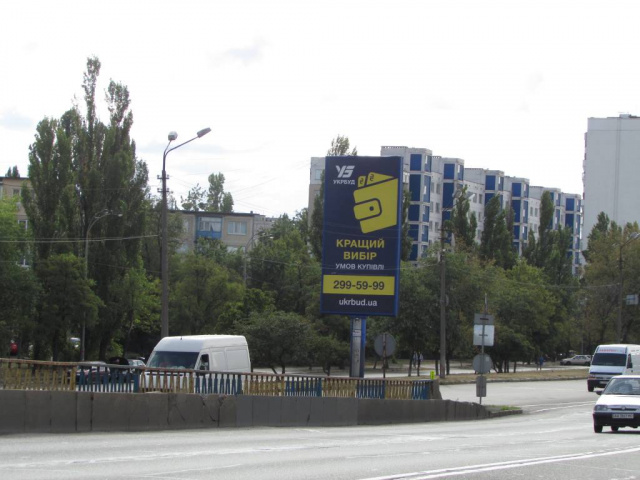 Беклайт 4x8,  Братиславська, 20 (розподілювач), рух до Броварського проспекту, ліворуч