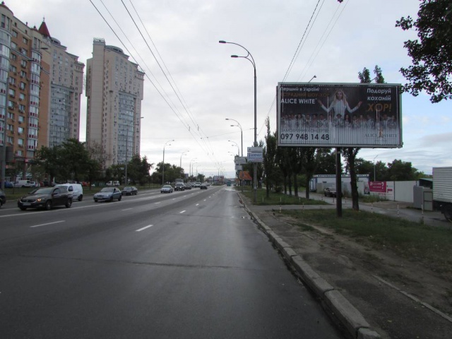 Призма 6x3,  Героїв Сталінграду проспект, 4 (навпроти) рух в напрямку проспекту Степана Бандери