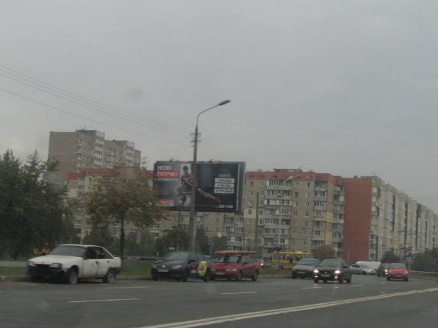 Щит 6x3,  Сержа Лифаря (Сабурова), 5  (рух до пр-ту Червоної Калини (Маяковського), ліворуч)