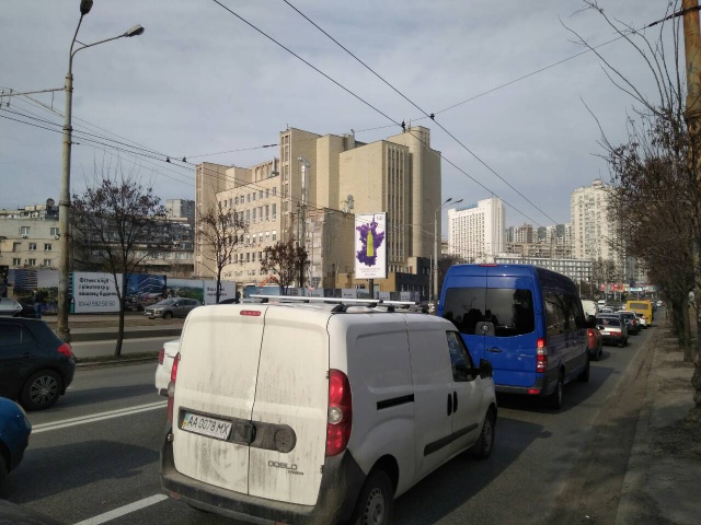 Беклайт 2x4,  Голосіївський проспект (40-річчя Жовтня), 1 (за 150 метрів до Голосіївської площі), на розподілювачі ліворуч