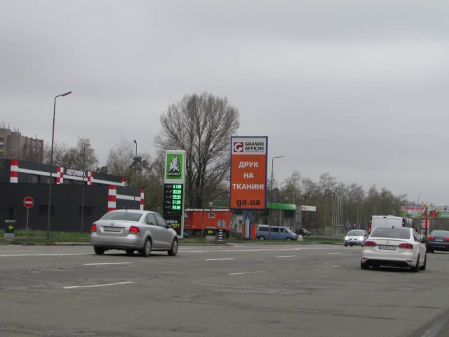 Бэклайт 4x8,  Броварський проспект, (М) "Чернігівська" (після  АЗС "ОККО", рух в напрямку із Броварів, ліворуч)