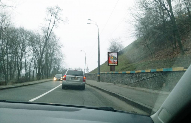 Ситилайт 1.2x1.8, Паркова дорога (парк Аскольдова могила), 100 метрів руху до алеї Героїв Крут Ситилайт 1.2x1.8, Паркова дорога (парк Аскольдова могила), 100 метрів руху до алеї Героїв Крут