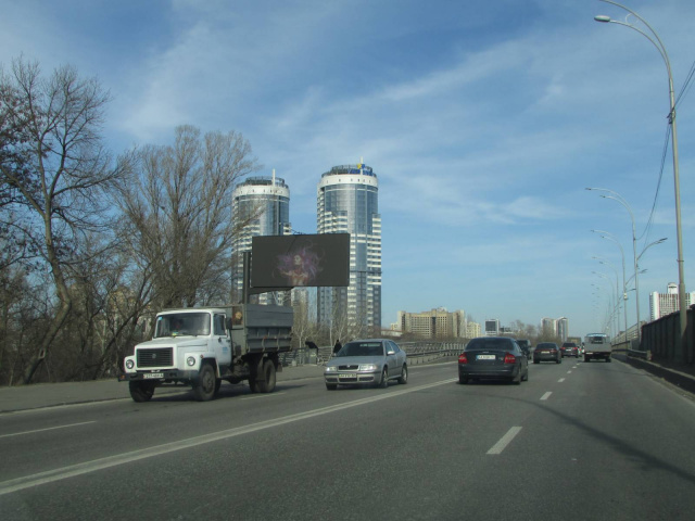 Цифрова панель 6x3,  Броварський проспект / Русанівський міст , після 400 метрів руху від (М) "Гідропарк", ліворуч
