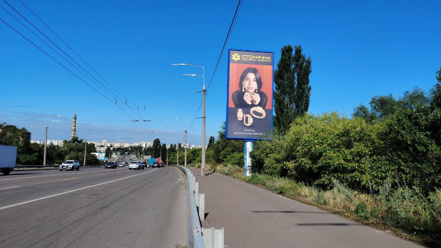 Беклайт 4x8, Лугова, шляхопровід з вул Богатирська (рух в бік ТРЦ Караван) Беклайт 4x8, Лугова, шляхопровід з вул Богатирська (рух в бік ТРЦ Караван)