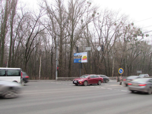 Щит 6x3,  Глушкова Академіка проспект, 42 (світлофор на виїзд з Києва), ліворуч
