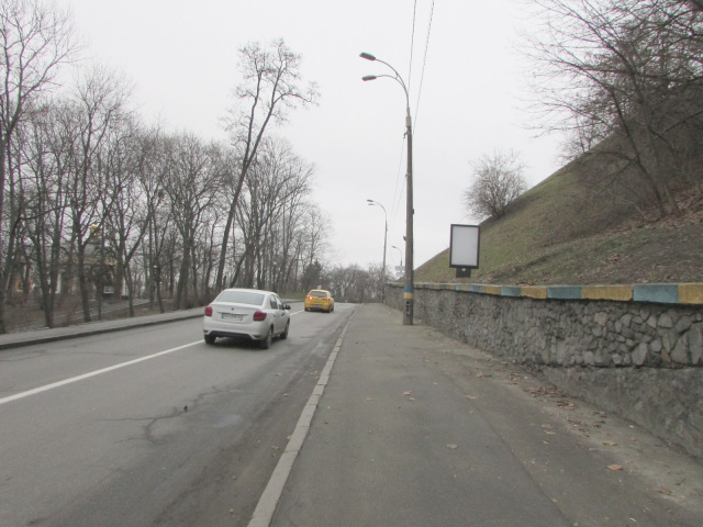 Ситилайт 1.2x1.8, Паркова дорога (парк Аскольдова могила), 100 метрів руху до алеї Героїв Крут Ситилайт 1.2x1.8, Паркова дорога (парк Аскольдова могила), 100 метрів руху до алеї Героїв Крут